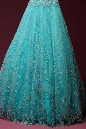 Голубое платье / костюм из фатина с длинными рукавами, украшенное вышивкой