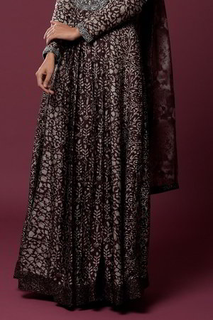 Кофейное и коричневое платье / костюм из натурального шёлка с длинными рукавами, украшенное вышивкой