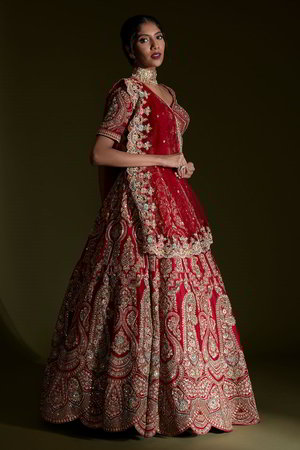 Красный индийский женский свадебный костюм лехенга (ленга) чоли из крепа и шёлка с рукавами ниже локтя, украшенный вышивкой