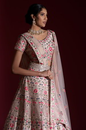 Персиковый индийский женский свадебный костюм лехенга (ленга) чоли из крепа и шёлка с короткими рукавами, украшенный вышивкой