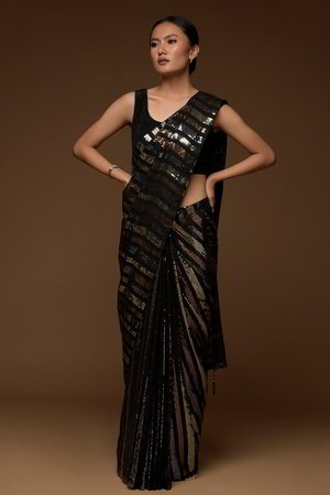 Чёрное индийское сари из креп-жоржета, украшенное вышивкой