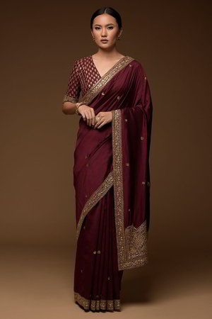 Золотое и красное шёлковое индийское сари, украшенное вышивкой