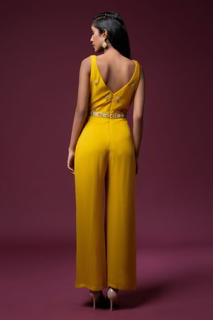Жёлтое платье / костюм из креп-жоржета, украшенное вышивкой