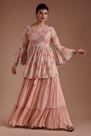 Персиковое платье / костюм из креп-жоржета, украшенное вышивкой