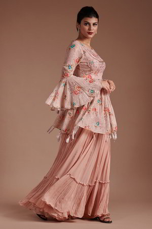 Персиковое платье / костюм из креп-жоржета, украшенное вышивкой