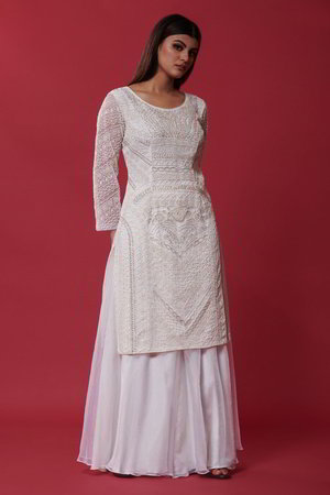 Белое платье / костюм из органзы, украшенное вышивкой