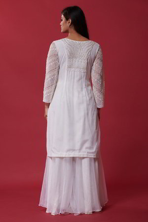 Белое платье / костюм из органзы, украшенное вышивкой