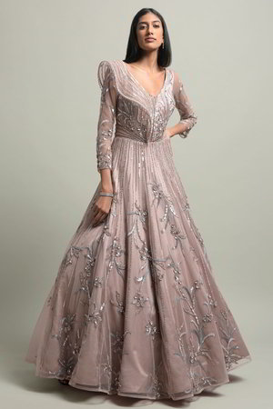 Розовое платье / костюм из фатина с длинными рукавами, украшенное вышивкой