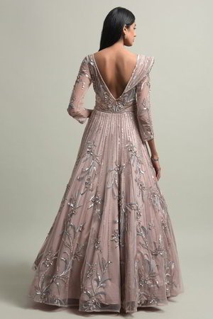 Розовое платье / костюм из фатина с длинными рукавами, украшенное вышивкой