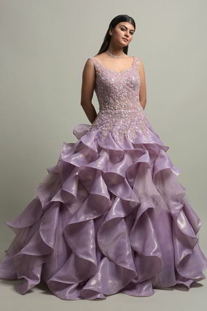 Фиолетовое платье / костюм из фатина без рукавов, украшенное вышивкой