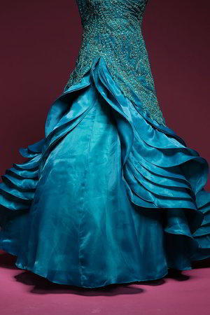 Сине-зелёное и синее платье / костюм из органзы и фатина с длинными рукавами, украшенное вышивкой