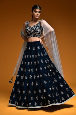 Тёмно-синий замшевый индийский женский свадебный костюм лехенга (ленга) чоли без рукавов, украшенный вышивкой