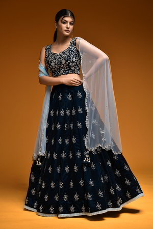 Тёмно-синий замшевый индийский женский свадебный костюм лехенга (ленга) чоли без рукавов, украшенный вышивкой