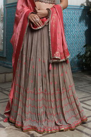 Коричневый индийский женский свадебный костюм лехенга (ленга) чоли из креп-шёлка без рукавов, украшенный вышивкой