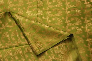 Светло-зелёное индийское сари из парчи