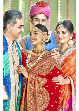 Красное свадебное индийское сари из шифона, украшенное вышивкой с золотистым люрексом